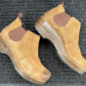 Dansko 39 Booties Tan/Caramel Suede